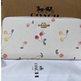 コーチ(COACH)のCOACH  長財布　ラウンドファスナー　さくらんぼ白(財布)