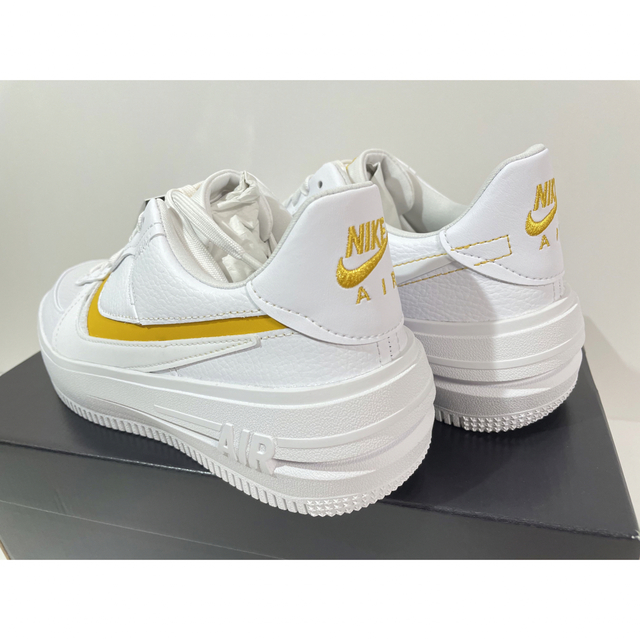 NIKE(ナイキ)の【新品】23.5㎝　ナイキ エア フォース 1 ロー プラットフォーム レディースの靴/シューズ(スニーカー)の商品写真