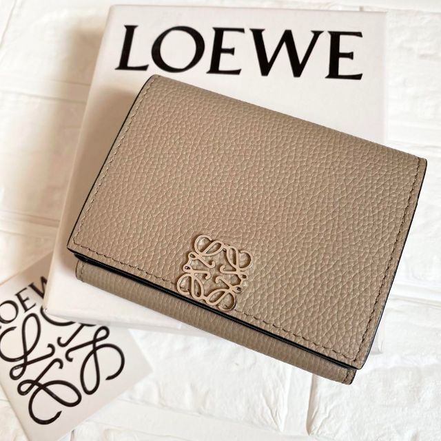 最新作 LOEWE ❤️ロエベ❤️アナグラム トライフォールドウォレット 三つ折り財布 サンド 財布