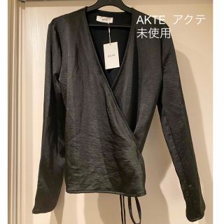 アクテ(AKTE)のAKTE  アクテ カーディガン　未使用　黒(カーディガン)