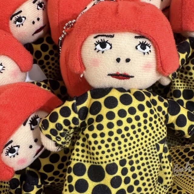 マスコット YAYOIちゃん プラッシュ 草間彌生 喜ばしい キーホルダー マスコット YAYOIちゃん プラッシュ 草間彌生 喜ばしい キーホルダー