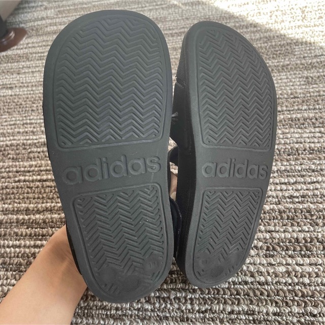 adidas(アディダス)のみきてぃ様専用　アディダス  サンダル　18.0cm キッズ/ベビー/マタニティのキッズ靴/シューズ(15cm~)(サンダル)の商品写真