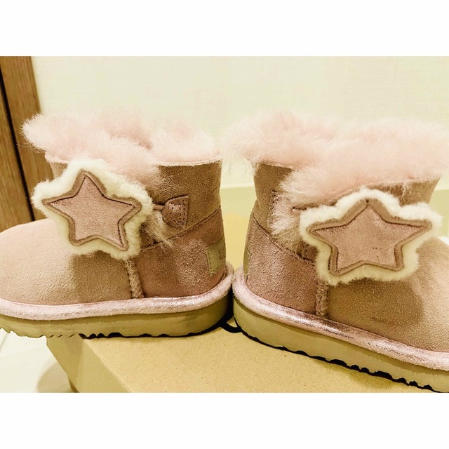 UGG(アグ)のUGG MINI BAILEY BUTTON II STAR ムートンブーツ キッズ/ベビー/マタニティのキッズ靴/シューズ(15cm~)(ブーツ)の商品写真