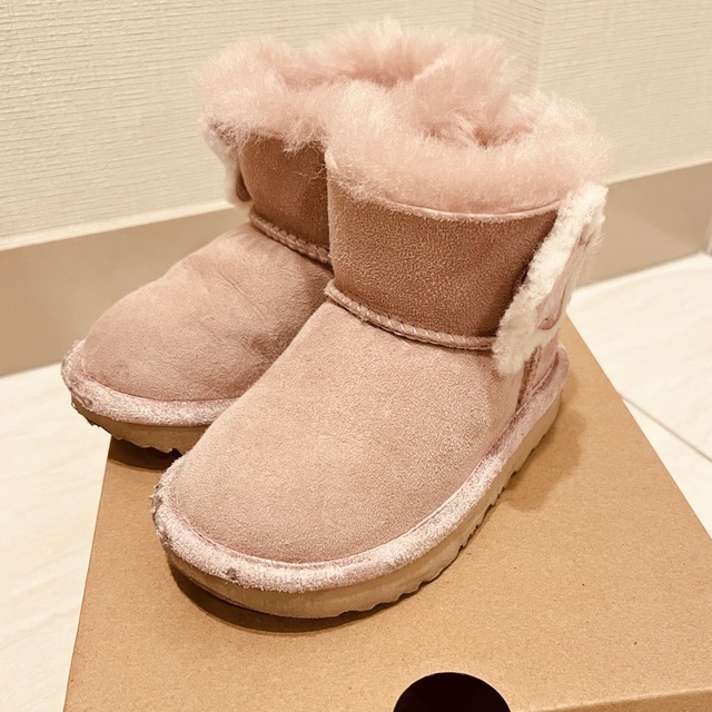 UGG(アグ)のUGG MINI BAILEY BUTTON II STAR ムートンブーツ キッズ/ベビー/マタニティのキッズ靴/シューズ(15cm~)(ブーツ)の商品写真