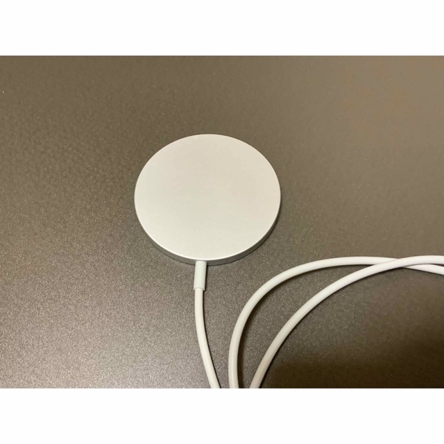 Apple(アップル)のApple MagSafe充電器 [MHXH3AM/A] スマホ/家電/カメラのスマートフォン/携帯電話(バッテリー/充電器)の商品写真