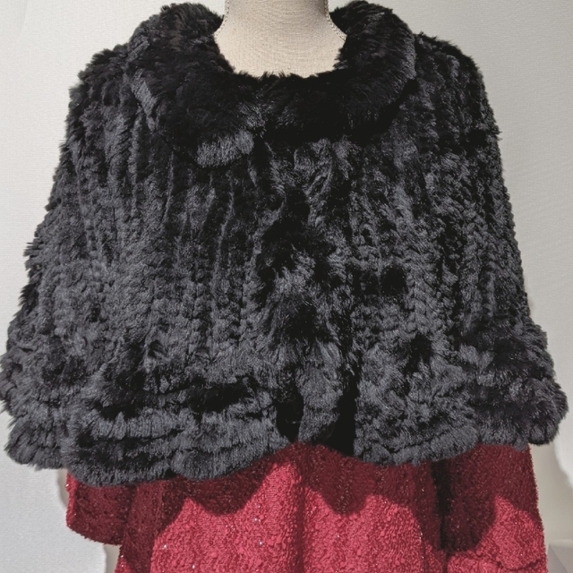 綿毛だけのレッキスラビット☆編み込みフリルケープ☆裾周り 270cm レディースのファッション小物(マフラー/ショール)の商品写真