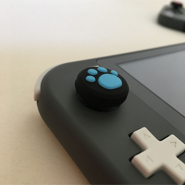 Nintendo Switch(ニンテンドースイッチ)のSwitch　スイッチ　ジョイコン　スティックカバー　肉球　黒青　2個セット エンタメ/ホビーのゲームソフト/ゲーム機本体(その他)の商品写真