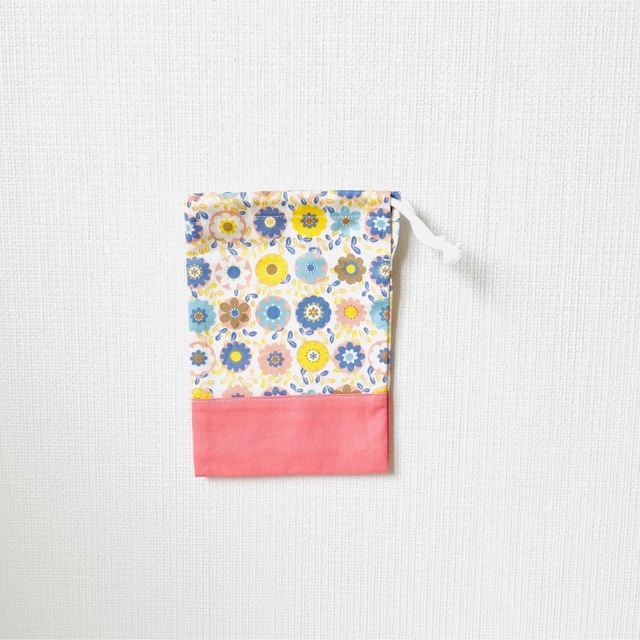 【即納可能】北欧風の花柄のコップ袋　給食袋　巾着袋　入園入学グッズ ハンドメイドのキッズ/ベビー(外出用品)の商品写真