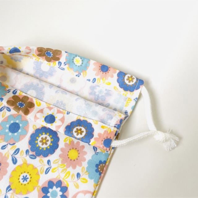 【即納可能】北欧風の花柄のコップ袋　給食袋　巾着袋　入園入学グッズ ハンドメイドのキッズ/ベビー(外出用品)の商品写真