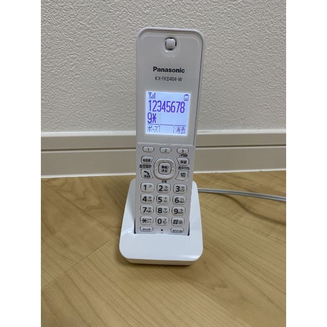 Panasonic(パナソニック)の【美品】panasonic 電話子機　KX-FKD404-W　専用充電器＆電池付 スマホ/家電/カメラのスマホ/家電/カメラ その他(その他)の商品写真