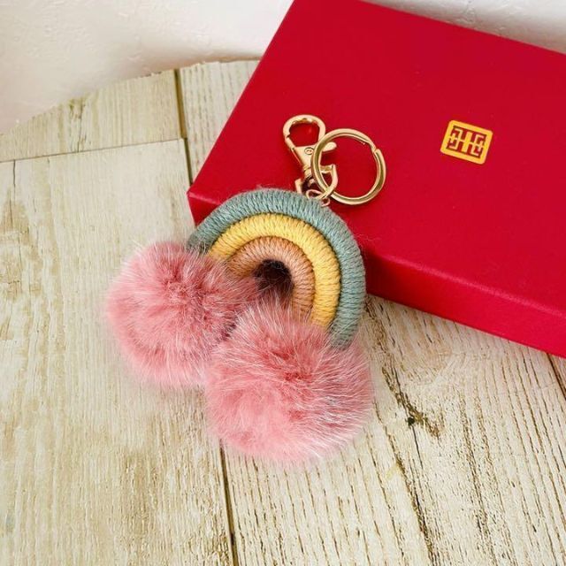 【即購入可】リアルファーにじチャーム　タッセルペンダント　濃いピンク レディースのファッション小物(キーホルダー)の商品写真