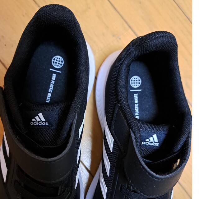 adidas(アディダス)のアディダス　スニーカー　シューズ　ブラック　23.5 キッズ/ベビー/マタニティのキッズ靴/シューズ(15cm~)(スニーカー)の商品写真