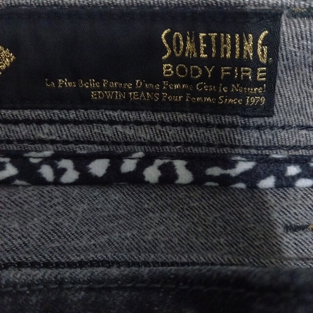 SOMETHING(サムシング)のSOMETHING / ブーツカットジーンズ　股上深め　ブラック　26インチ レディースのパンツ(デニム/ジーンズ)の商品写真