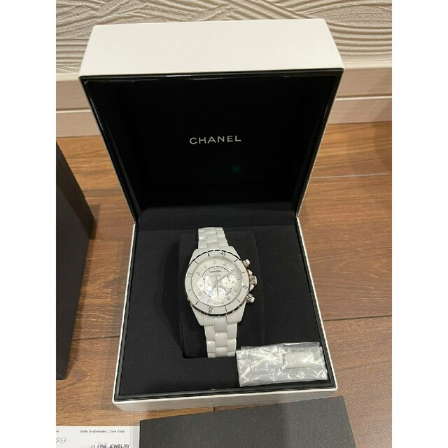 CHANEL(シャネル)の【値下中】シャネル J12 H2009 メンズ ホワイト9Pダイヤ クロノグラフ メンズの時計(腕時計(アナログ))の商品写真