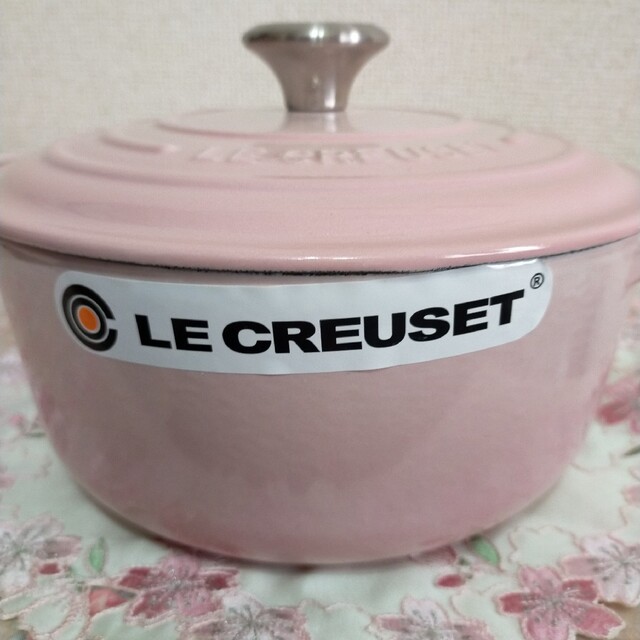 LE CREUSET(ルクルーゼ)のルクルーゼ ココットロンド 20 ピンク シェルピンク 新品 ル・クルーゼ インテリア/住まい/日用品のキッチン/食器(鍋/フライパン)の商品写真