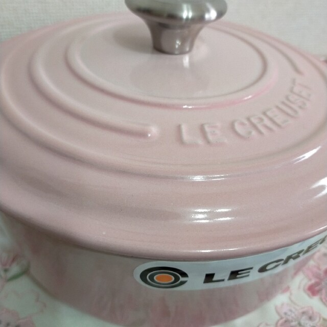 LE CREUSET(ルクルーゼ)のルクルーゼ ココットロンド 20 ピンク シェルピンク 新品 ル・クルーゼ インテリア/住まい/日用品のキッチン/食器(鍋/フライパン)の商品写真