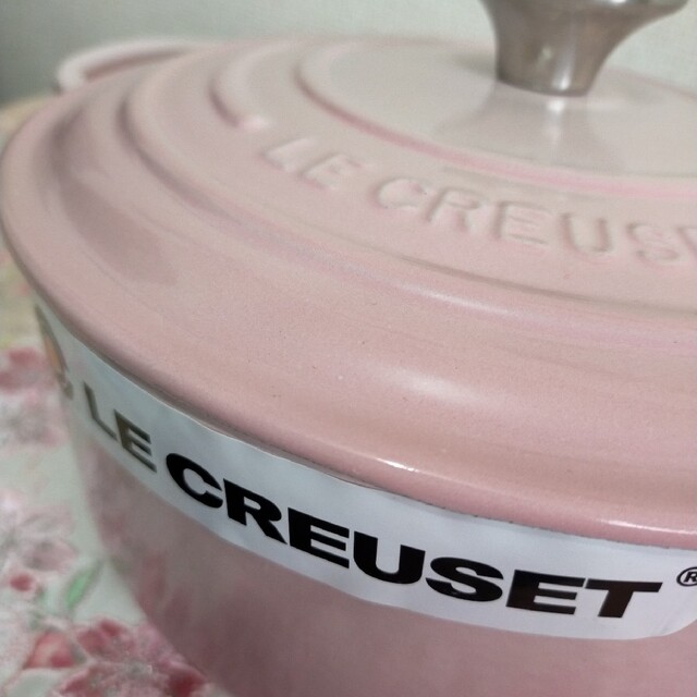 LE CREUSET(ルクルーゼ)のルクルーゼ ココットロンド 20 ピンク シェルピンク 新品 ル・クルーゼ インテリア/住まい/日用品のキッチン/食器(鍋/フライパン)の商品写真