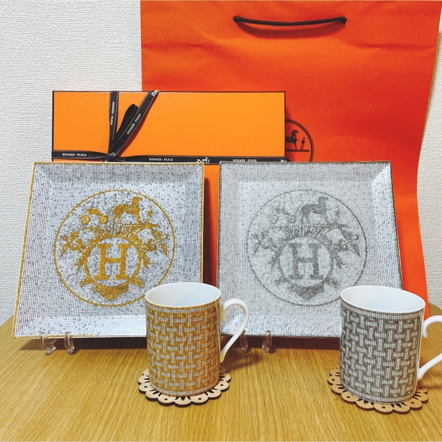 Hermes(エルメス)の【新品 ギフト包装】エルメス モザイク プラチナ スクエアプレート 23cm インテリア/住まい/日用品のキッチン/食器(食器)の商品写真