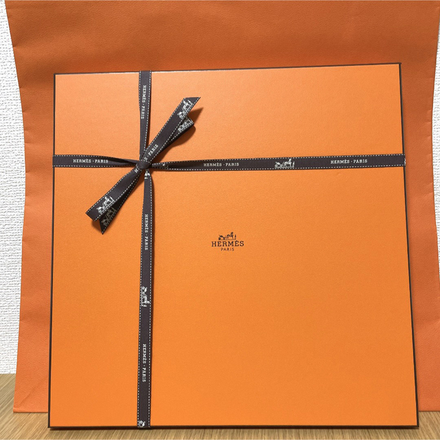 Hermes(エルメス)の【新品 ギフト包装】エルメス モザイク プラチナ スクエアプレート 23cm インテリア/住まい/日用品のキッチン/食器(食器)の商品写真