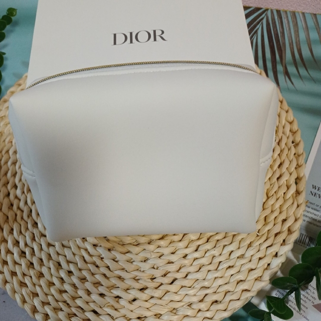Christian Dior(クリスチャンディオール)の新品未使用 ディオール ノベルティ ポーチ ホワイト ゴールド レディースのファッション小物(ポーチ)の商品写真
