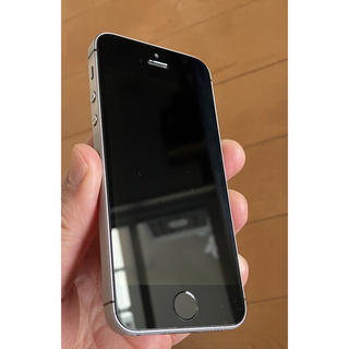 アイフォーン(iPhone)のiPhone SE1 64GB スペースグレイ本体（新品シェルカバーおまけ付）(スマートフォン本体)