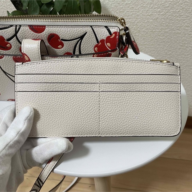 COACH(コーチ)のご専用⭐︎COACH　コーチ　チェリー　お財布ショルダーバッグ　スマホショルダー レディースのバッグ(ショルダーバッグ)の商品写真