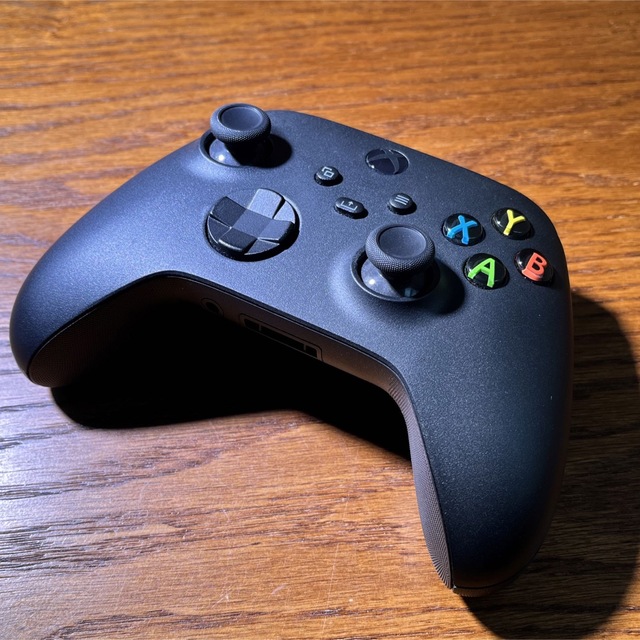 Xbox(エックスボックス)の【美品】Xbox ワイヤレス コントローラー (カーボン ブラック) エンタメ/ホビーのゲームソフト/ゲーム機本体(その他)の商品写真