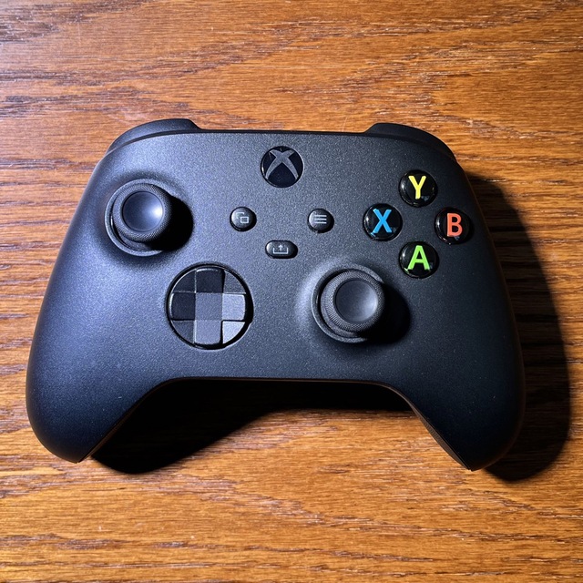 Xbox(エックスボックス)の【美品】Xbox ワイヤレス コントローラー (カーボン ブラック) エンタメ/ホビーのゲームソフト/ゲーム機本体(その他)の商品写真