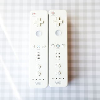 ウィー(Wii)のwiiリモコン　シロ　2個セット(家庭用ゲーム機本体)