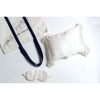 ☆新品☆シルク　枕　アイマスク　トラベルセット(旅行用品)