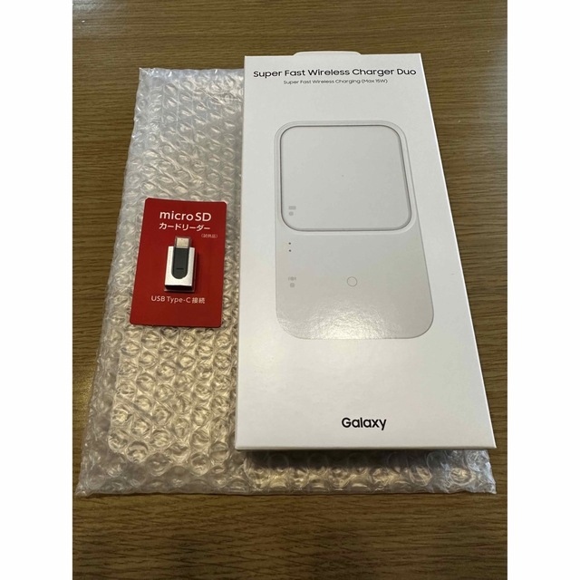 Galaxy(ギャラクシー)のSAMSUNG SUPER FAST WIRELESS CHARGER DUO スマホ/家電/カメラのスマートフォン/携帯電話(バッテリー/充電器)の商品写真