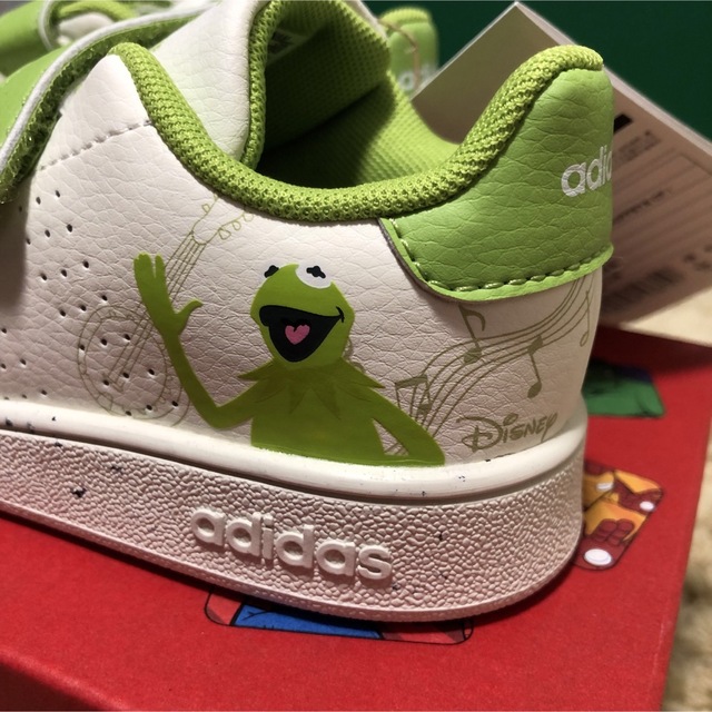 adidas(アディダス)の新品未使用 adidas Disney アドバンテージマペット カーミット キッズ/ベビー/マタニティのキッズ靴/シューズ(15cm~)(スニーカー)の商品写真