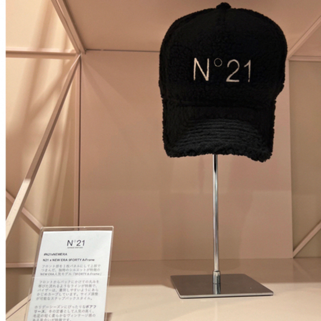 N°21(ヌメロヴェントゥーノ)のN゜21 ✖️NEWERA   ヌメロヴェントゥーノ　ボアキャップ レディースの帽子(キャップ)の商品写真