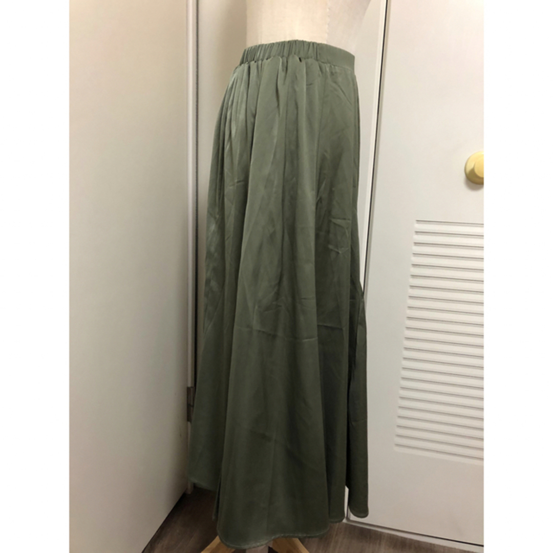 clear(クリア)の光沢ロングフレアスカート　カーキ レディースのスカート(ロングスカート)の商品写真