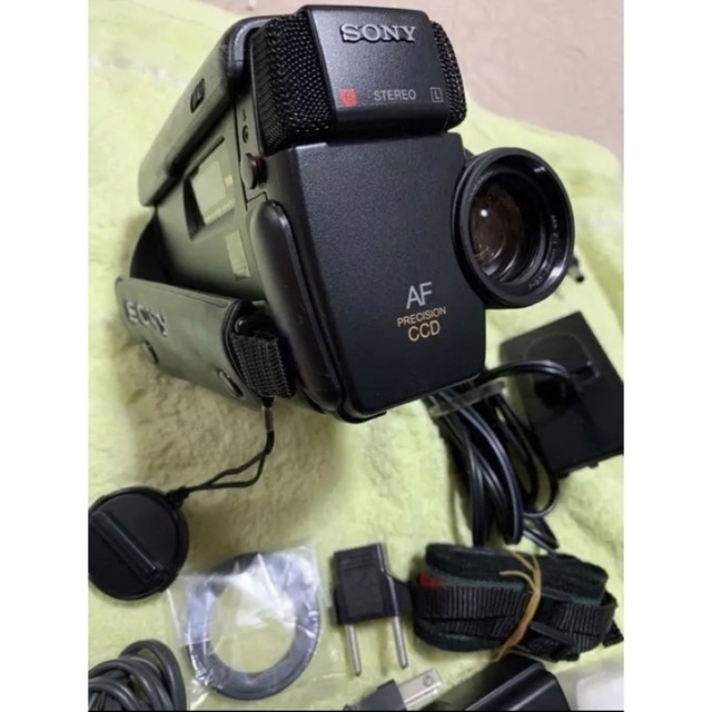 ジャンク品　ソニーSONY ハンディカム　CCD TR75  video8 スマホ/家電/カメラのカメラ(ビデオカメラ)の商品写真