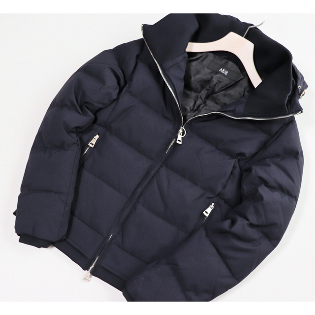 AKM(エイケイエム)の《AKM Contemporary》新品 スタンドネックダウンジャケット 紺 S メンズのジャケット/アウター(ダウンジャケット)の商品写真