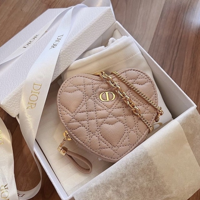 Christian Dior(クリスチャンディオール)のDIOR ハート CARO チェーン ポーチ ピンク レディースのバッグ(ショルダーバッグ)の商品写真