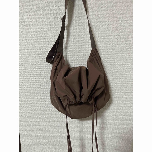 UNIQLO(ユニクロ)のユニクロユー　ショルダーバッグ　ドローイングバッグ メンズのバッグ(ショルダーバッグ)の商品写真