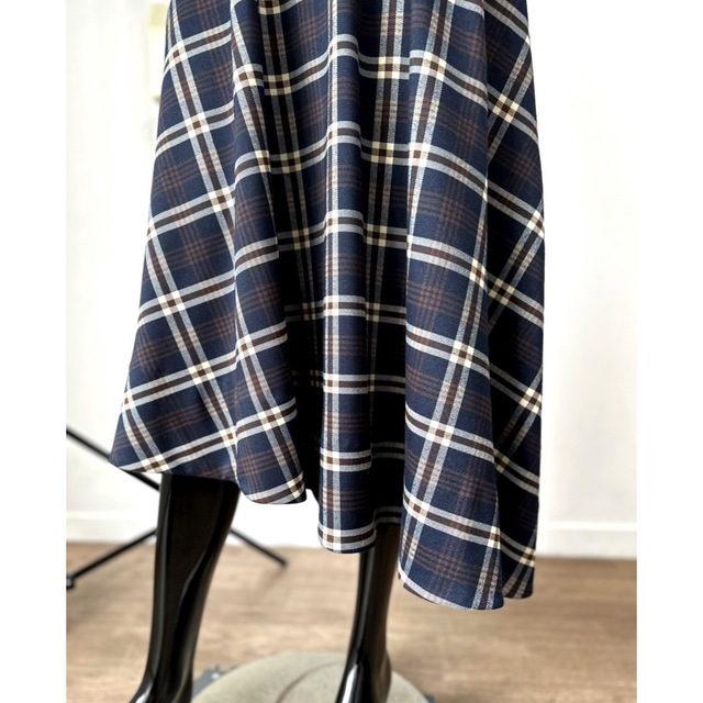TOMORROWLAND(トゥモローランド)の新品未使用　タータンチェック柄マキシスカート　フレア　ドレープ　アシメントリー レディースのスカート(ロングスカート)の商品写真