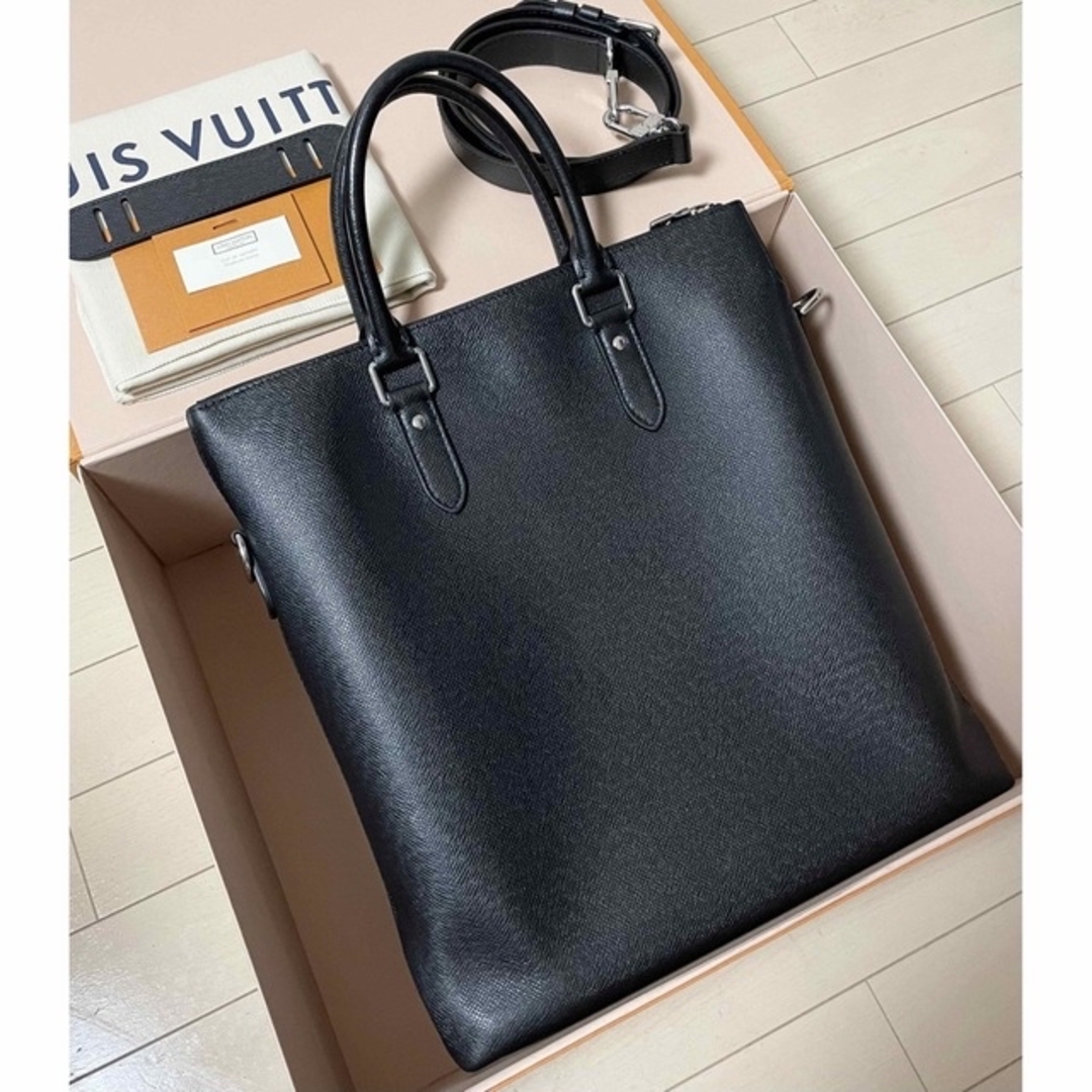 LOUIS VUITTON(ルイヴィトン)のLouis Vuitton Anton Taiga トート メンズのバッグ(トートバッグ)の商品写真