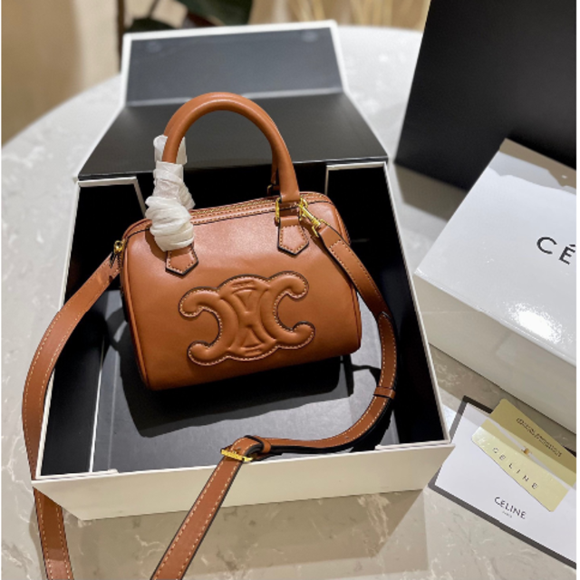 大人気 新品、CELINE セリーヌ ショルダーバッグ