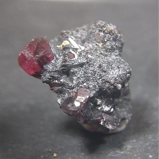 愛知県　田口鉱山　産　パイロクスマンジャイト 結晶 原石 鉱物標本