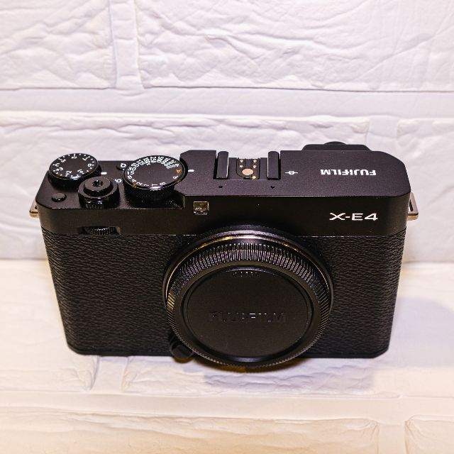 富士フイルム(フジフイルム)のFUJIFILM X-E4  ブラック ミラーレスカメラ スマホ/家電/カメラのカメラ(ミラーレス一眼)の商品写真