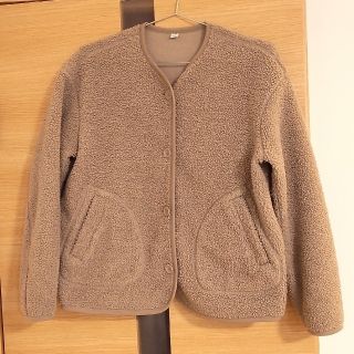 ユニクロ(UNIQLO)のユニクロ フリースノーカラージャケット ベージュ L(ノーカラージャケット)