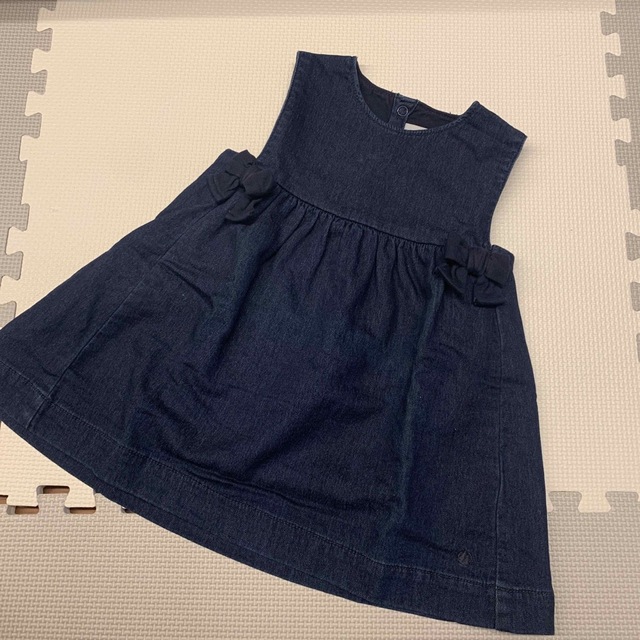 PETIT BATEAU(プチバトー)のプチバトー デニム ワンピース キッズ/ベビー/マタニティのベビー服(~85cm)(ワンピース)の商品写真