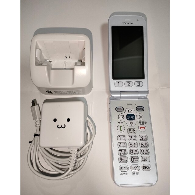 NTTdocomo(エヌティティドコモ)のらくらくホン F-01M　docomoホワイト　充電器付き スマホ/家電/カメラのスマートフォン/携帯電話(携帯電話本体)の商品写真