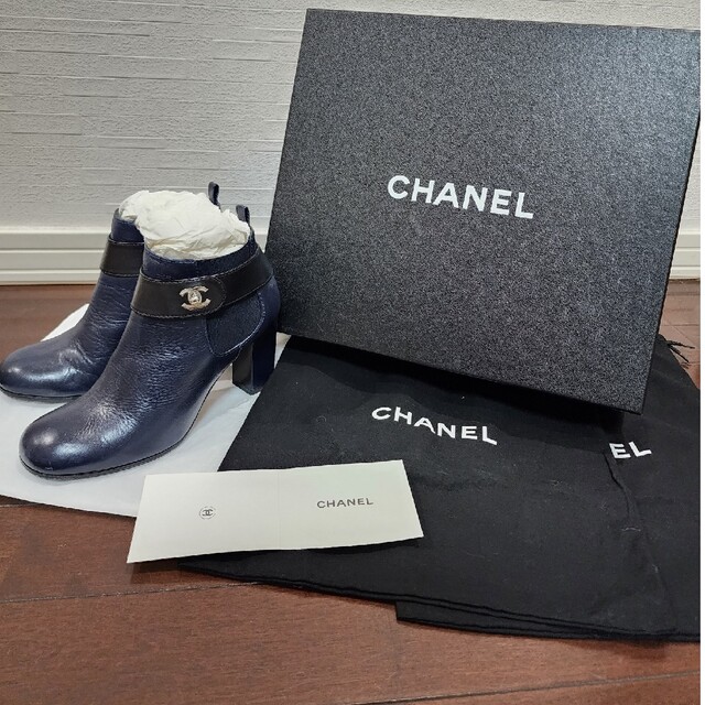 CHANEL(シャネル)のCHANEL⭐シャネル⭐ココマーク⭐ターンロック⭐サイドゴアショートブーツ⭐ レディースの靴/シューズ(ブーツ)の商品写真