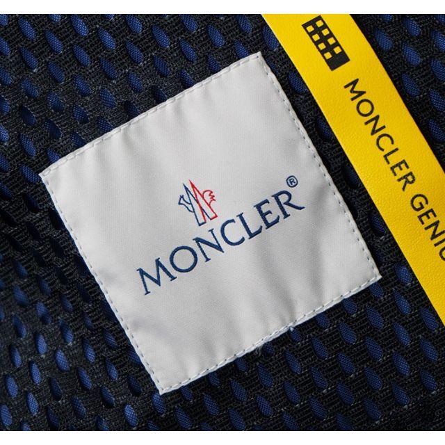 MONCLER(モンクレール)のMONCLER モンクレール ジーニアス バッグ一体型ジャケットWARREN メンズのジャケット/アウター(ナイロンジャケット)の商品写真