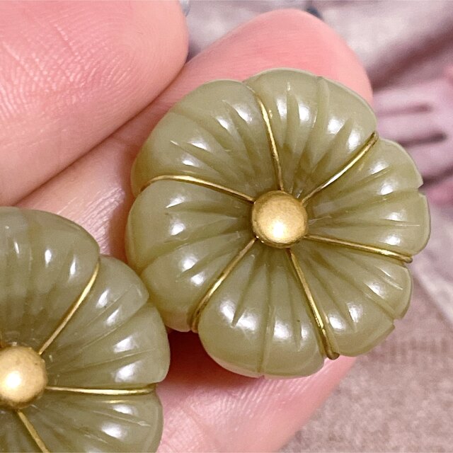 【vintage】翡翠緑　花　イヤリング　美品　ヴィンテージ レディースのアクセサリー(イヤリング)の商品写真