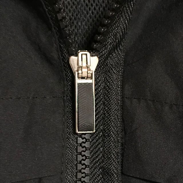 UMBRO(アンブロ)の【人気Ｌサイズ】アンブロ⭐︎背面センターデカロゴナイロンジャケット　薄手　F65 メンズのジャケット/アウター(ミリタリージャケット)の商品写真